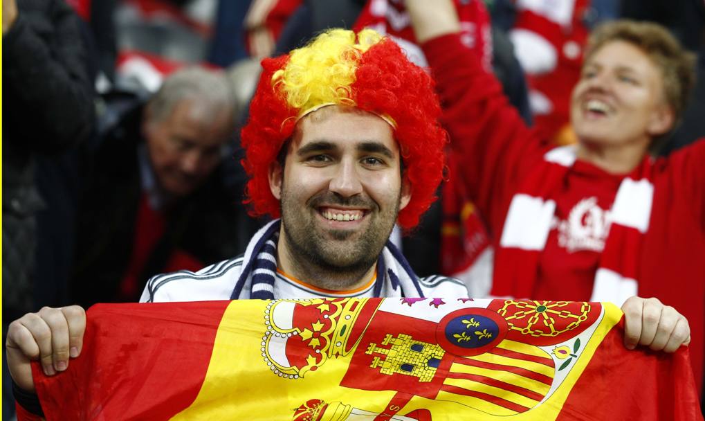 Tifo da pazzi all&#39;Allianz: qui un sostenitore madrileno che indossa una parrucca con i colori della bandiera spagnola. Reuters